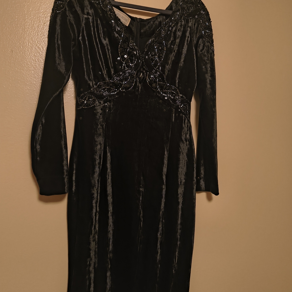 Chic Black Long Sleeve Velvet Dress